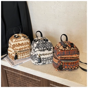 Vue détaillée de trois mini sacs à dos en peluche à motifs léopard et détails de nœuds