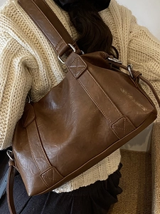Retro brown large capacity shoulder bag with vintage texture and silver hardware