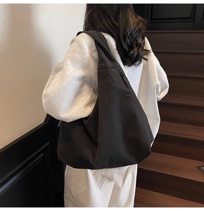 Gros plan du grand sac cabas noir en nylon résistant sur un escalier moderne