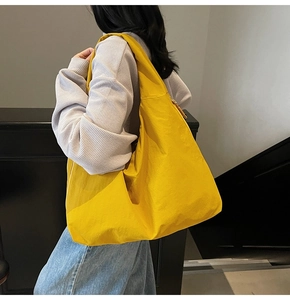 Sac fourre-tout jaune vif surdimensionné avec silhouette de boulette minimaliste porté