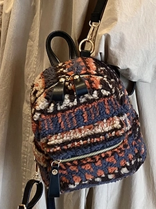 Mini sac à dos en peluche avec motif géométrique vintage et bretelles en cuir noir