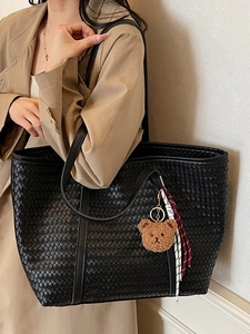 Grand sac cabas noir tressé avec breloque d'ours et ruban rayé de style vintage
