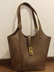 Minimalist Retro PU Leather Tote Bag For Women Large Capacity Shoulder Bag Fashionable Commuter Underarm Bag Metal Buckle