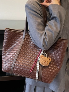 Grand sac cabas tressé en cuir avec breloque ours et motif tissé texturé
