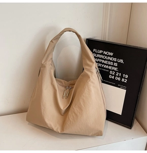 Vue détaillée du sac hobo en nylon kaki avec fermeture éclair double et texture plissée