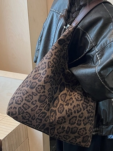 Chic leopard print oversized hobo bag in soft faux suede for women casual daily wear