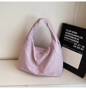 Gros plan du sac fourre-tout en nylon lilas avec surface texturée et détail de fermeture éclair
