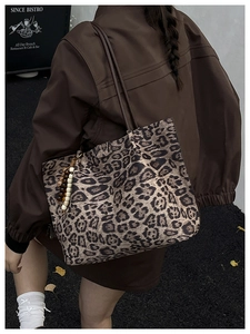 Dettaglio della borsa tote leopardata con nappa in perline di legno e doppi spallacci