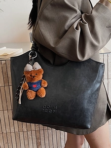 Retro black leather tote bag with large capacity and bear pendant for women's commute