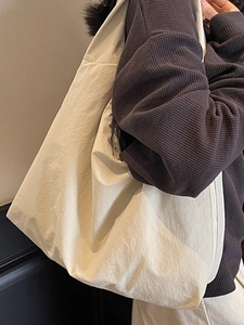 Grand sac cabas minimaliste blanc crème pour femme idéal pour un porté épaule au quotidien