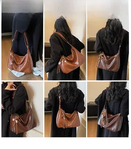 Vues détaillées d'un grand sac hobo marron vintage avec franges élégantes et anneau en métal
