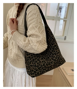 Detailed view of the leopard print tote bag featuring a high-quality leather shoulder strap