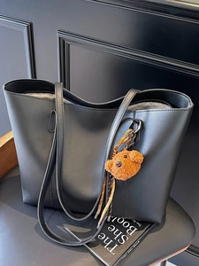 Minimalistische schwarze Einkaufstasche mit großem Fassungsvermögen und braunem Teddybär