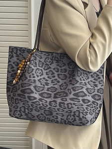 Borsa tote grande leopardata con spalline marroni e ciondolo di perline da ufficio