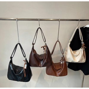 Vue détaillée de la collection de sacs hobo en noir, marron, caramel et beige clair