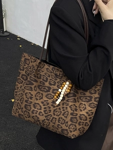 Grande borsa tote leopardata da donna con spalline in pelle e ciondolo a perline