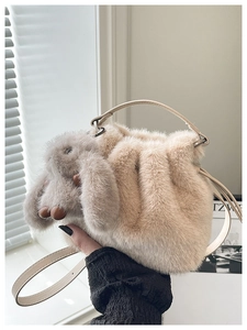 Détail du sac seau lapin en peluche douce avec cordon de serrage et fausse fourrure