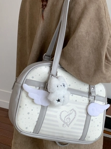 Borsa tote giapponese con motivo a stelle ciondolo a coniglio e ali mostrata sul modello