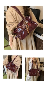 Vues détaillées d'un sac cabas plissé bordeaux avec un charm ours et un gland décoratif