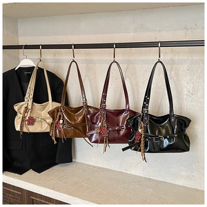 Sacs cabas en cuir brillant en crème, marron, bordeaux et noir avec breloques d'ours