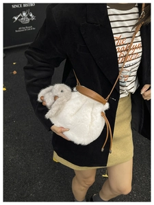 Détail du sac seau lapin en peluche blanche avec bandoulière en cuir et cordon de serrage
