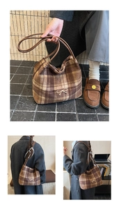 Dettaglio di una borsa tote in lana scozzese marrone con fiocco dorato e manici