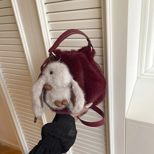 Détail du sac seau en peluche bordeaux avec breloque lapin mignonne et poignée ronde
