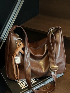 Sac à Épaule Rétro en Cuir PU pour Femmes Grande Capacité Sac Hobo Vintage Avec Pendentif à Gland Bandoulière Réglable Sac de Travail