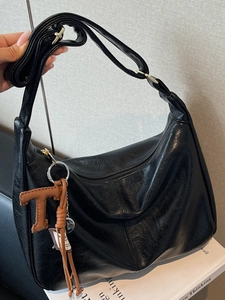 Grand sac hobo noir en similicuir huilé avec bandoulière réglable et pendentif gland en T