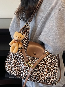 Modische Umhängetasche mit Leopardenmuster, braunem Lederbesatz und Teddybär-Anhänger