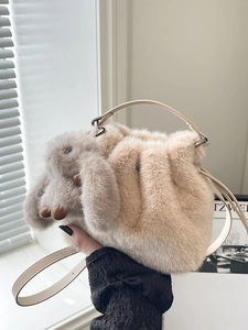 Sac seau en fausse fourrure blanc cassé avec un lapin en peluche et bandoulière en cuir