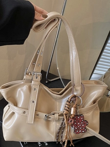 Sac fourre-tout plissé beige en cuir brillant avec œillets argentés et pendentif cœur