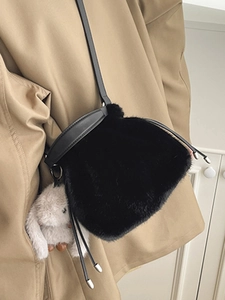 Sac seau tendance en fausse fourrure noire avec breloque lapin en peluche pour femme