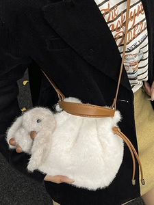 Sac seau blanc en fausse fourrure avec oreilles de lapin et cordon de serrage