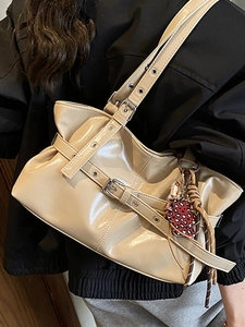 Sac à épaule plissé beige avec sangles métalliques et pendentif cœur femme