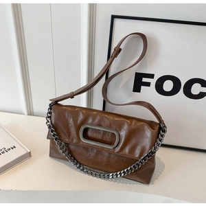 Detail der dunkelbraunen Falten-Ledertasche mit Metallring und Kettenriemen