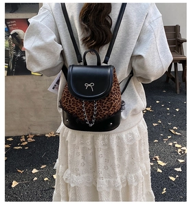 Détails du mini sac à dos léopard avec nœud argenté et bordure en dentelle noire