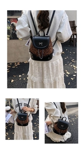 Détail du sac à dos léopard avec nœud argenté et bordure délicate en dentelle noire