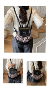 Détail d'un sac à dos léopard avec boucle nœud argentée et bordure en dentelle noire