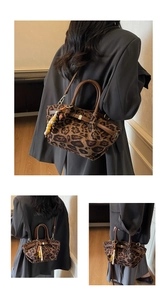 Detail der Tragetasche mit Leopardenmuster, Wildlederoptik und dekorativer Perlenquaste