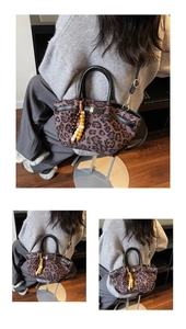 Detailaufnahme der Tasche mit Leopardenmuster, Holzperlenanhänger und schwarzen Ledergriffen