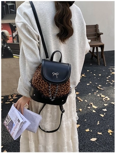 Détails du sac à dos léopard avec nœud argenté et ornements en maille et chaîne