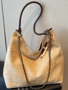Sac fourre-tout minimaliste en daim beige avec anses en cuir marron et perles en bois