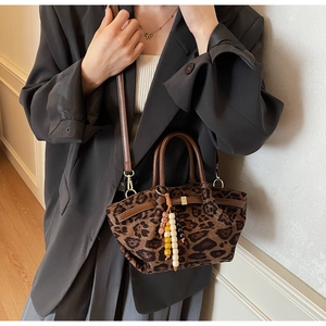 Detail der Leopard Handtasche mit Perlenquaste und verstellbarem Gurt am Modell