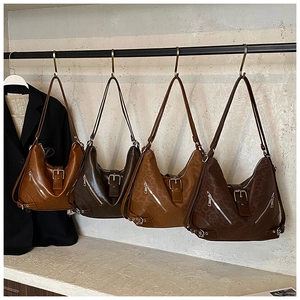 Collection of large capacity Hobo shoulder bags in leather and leopard print finishes