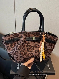 Modische Handtasche mit Leopardenmuster, Wildleder-Optik, Perlenanhänger und Schultergurt