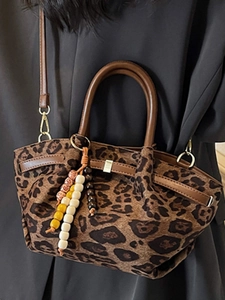 Vintage-Tragetasche mit Leopardenmuster, braunen Ledergriffen und Perlenanhänger für Damen