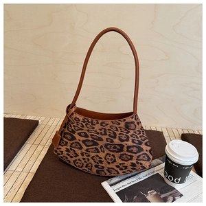 Détail du sac à bandoulière vintage léopard français avec bandoulière marron élégant