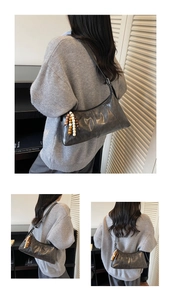 Détail du sac rétro gris foncé avec charmant pendentif en perles de bois colorées