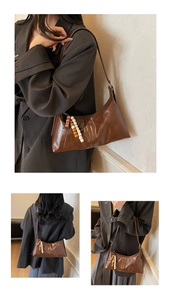 Vues détaillées du sac sous le bras demi-lune marron avec breloque ethnique et coutures
